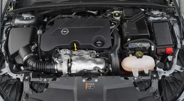 Silnik Opla Insignii. Dbałość o detale i nowoczesne rozwiązania wpływają na niskie opel insignia spalanie.