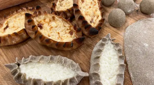 Piroger recept: Nybakade piroger med krämig fyllning och degbollar redo för ugnen.