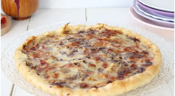 Torta salata gorgonzola e radicchio dorata e invitante, pronta per essere gustata.