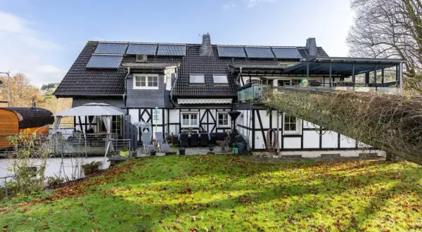 Fachwerkhaus mit Solaranlage und Garten, einladend für ein Erlebnisbauernhof Bergisches Land.