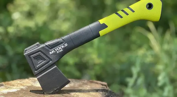 Una pala hacha moderna, con mango verde brillante y negro, lista para la acción en un tocón de madera.