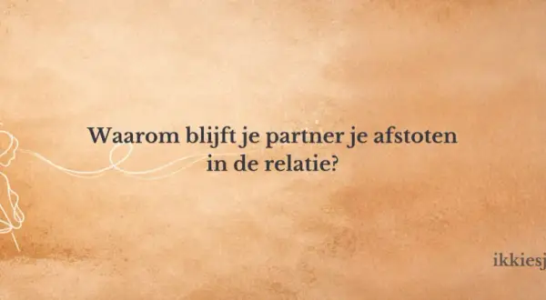 Waarom blijft je partner je afstoten in de relatie? Een illustratie van een koppel dat rug aan rug staat, met de tekst "Waarom blijft je partner je afstoten in de relatie?".