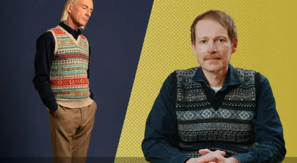 Deux hommes portent un pull sans manche camel et un autre pull sans manche à motifs.