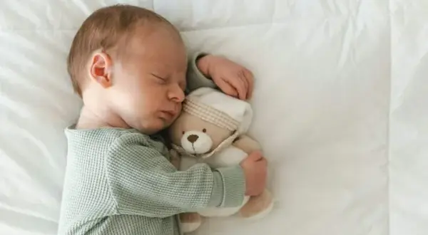 Książeczki sensoryczne: Przewodnik, jak wybrać idealną dla niemowlęcia?