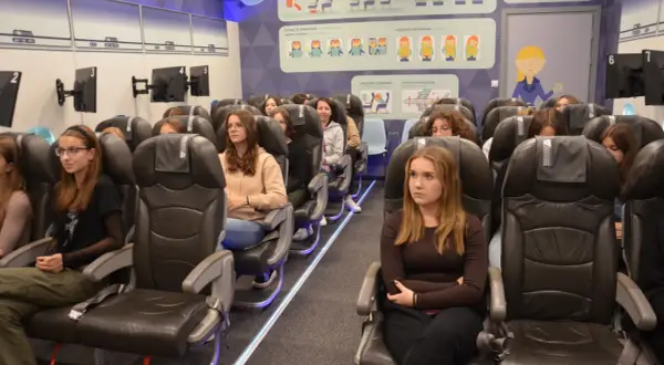 Uczniowie na symulatorze samolotu, uczący się na kierunku technik eksploatacji portów i terminali.