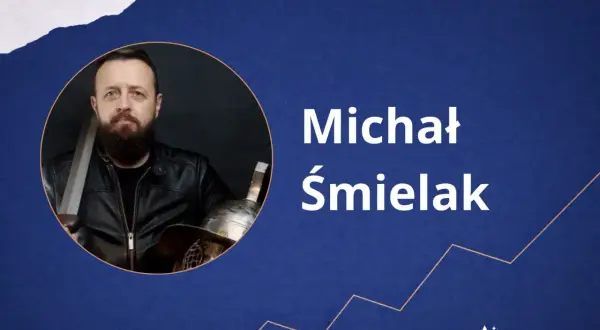 Michał Śmielak, autor książek, prezentuje się z mieczem i hełmem.