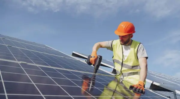 Technik elektryk: zarobki, uprawnienia, fotowoltaika czy to zawód dla Ciebie?
