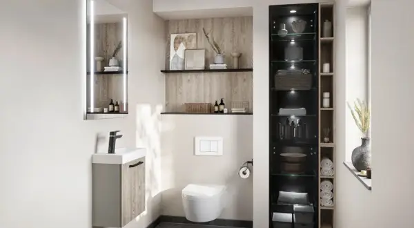 Schickes kleines Bad mit viel Stauraum: ein schmaler Spiegelschrank mit Beleuchtung, ein Wand-WC und ein hoher, offener Schrank mit Glasböden für Handtücher und Deko.