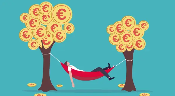 Mann entspannt in Hängematte unter Geldbaum mit Euro-Münzen. Ein Symbol für passive Einkünfte, wie sie ein Geldmarkt ETF bieten kann.
