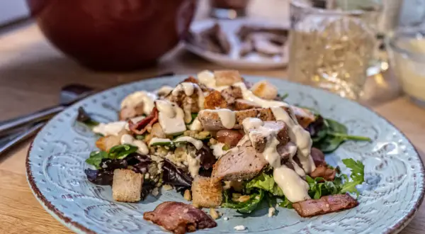 En läcker kycklingsallad med krutonger, bacon och krämig dressing. Ett perfekt kycklingsallad recept för en snabb lunch.