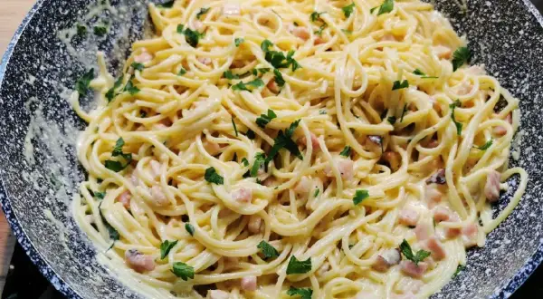 Spaghetti carbonara ze śmietaną 18% - kremowy przepis, który zaskoczy
