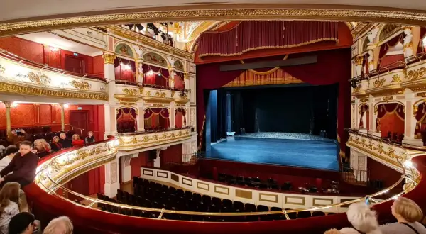 Prunkvoller Zuschauerraum im Oper Breslau, mit Logen, rotem Samt und goldener Verzierung.