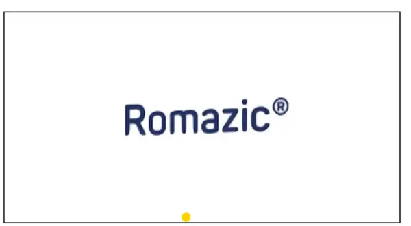Niebieski napis Romazic® na białym tle. Mała żółta kropka pod napisem.