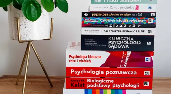 Stos książek o psychologii, od schematów po życie, to lektura, którą warto przeczytać.