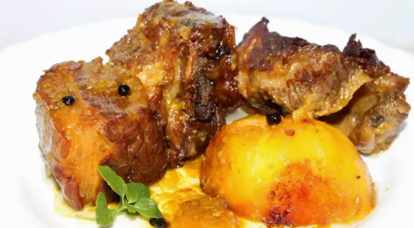 Tierna falda de ternera al horno, jugosa y dorada, acompañada de patatas asadas y un toque de hierbas frescas.