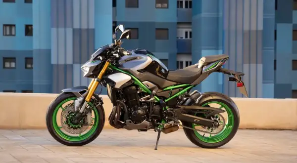 Kawasaki Z900 negra y gris con detalles verdes vibrantes. Su peso ligero y diseño agresivo la hacen ideal para la ciudad.