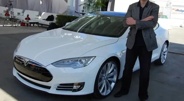 Tesla: co to jest? Przewodnik po elektrycznej rewolucji Elona Muska