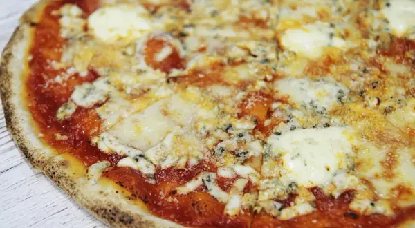 Pizza 4 sery: rozpływający się ser mozzarella, wyrazisty gorgonzola, parmezan i delikatny ser śmietankowy. Pyszne połączenie smaków.