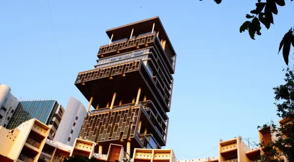 Antilia, znana jako największy dom na świecie, wznosi się dumnie na tle błękitnego nieba.
