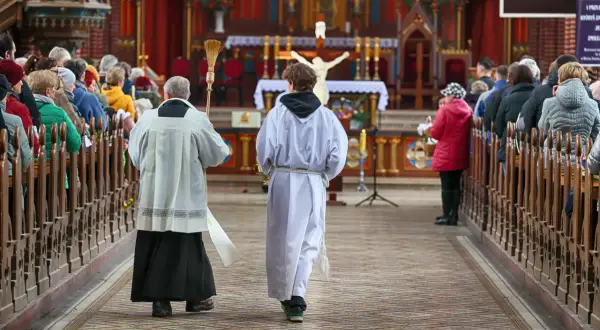 W kościele trwa msza. Wierni siedzą w ławkach, a ksiądz z ministrantem idzie do ołtarza. Czy poniedziałek wielkanocny jest świętem obowiązkowym?