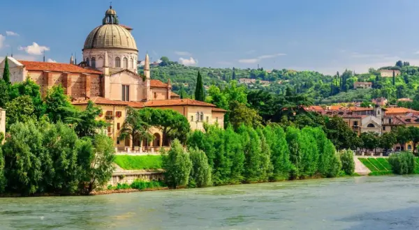 Verona, uno dei 35 borghi più belli del Veneto, con il fiume Adige e la cupola di San Giorgio in Braida.
