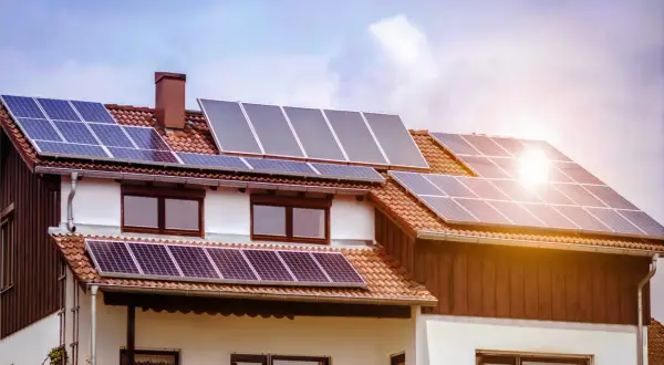 Tejado con placas solares, ideal para tu segunda vivienda. ¡Aprovecha las subvenciones para placas solares en tu segunda vivienda!