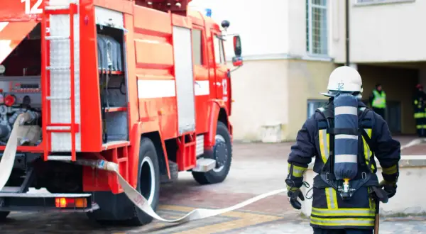 Ile zarabia strażak po studiach? Zaskakujące różnice w wynagrodzeniu