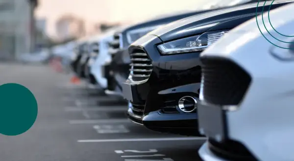 Parcheggio di auto nuove, un'immagine che evoca il **significato** di progresso e mobilità.
