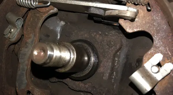 Detaljer från bromsbackarna på en Volvo V70. En mekaniker kan behöva justera handbroms v70 för att säkerställa optimal funktion.