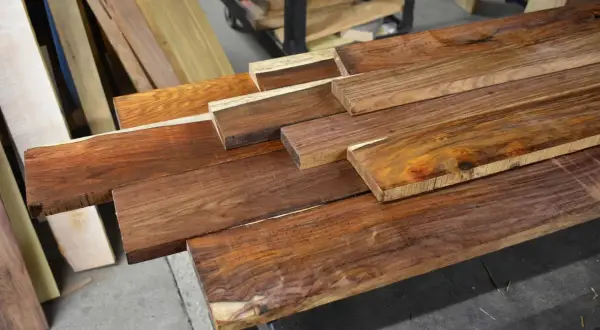 Tablas de madera de coco bolo con vetas ricas y variadas, listas para ser transformadas en bellos objetos.