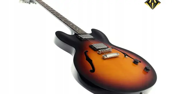 Gitara elektryczna z korpusem typu **semi hollow body** w kolorze sunburst. Ma czarne wykończenie na bokach i gryfie.