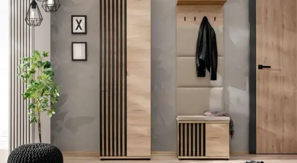 Metamorfoza przedpokoju: nowoczesna szafa, siedzisko i panel ścienny w naturalnych kolorach drewna i beżu.