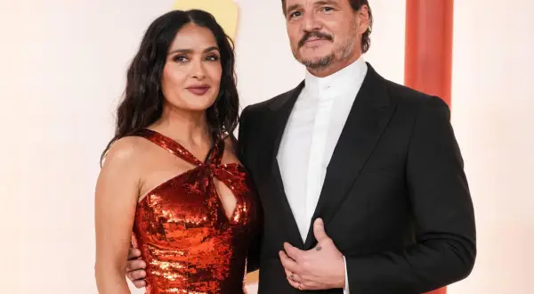 Salma Hayek w olśniewającej, czerwonej sukni i Pedro Pascal na premierze, przypominając o jej wspaniałych filmach.