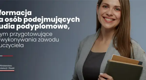 Uśmiechnięta kobieta z notatnikiem. Informacja o tym, co daje studium podyplomowe, w tym przygotowanie do zawodu nauczyciela.