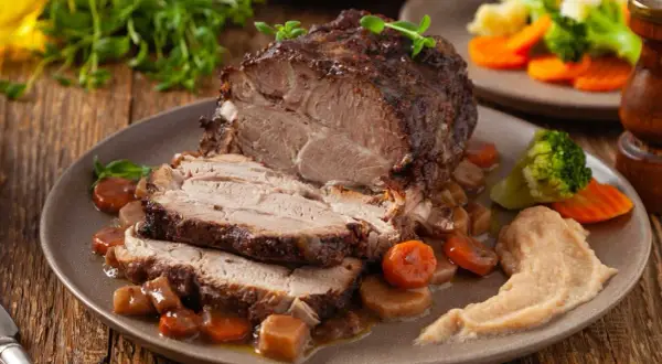 Soczysta karkówka pieczona w 160°C, podana z warzywami i puree. Idealna na obiad!