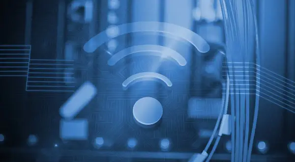 Symbol Wi-Fi na tle obwodów drukowanych. Brak internetu, sygnał zanika.