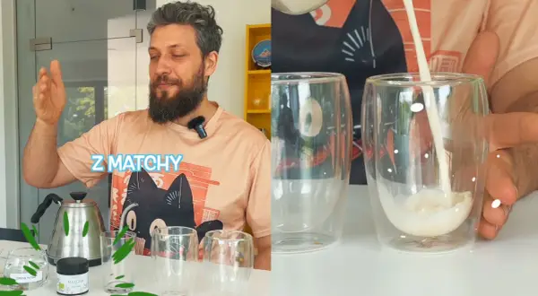 Mężczyzna pokazuje, jak przygotować matcha. Na stole czajnik, proszek matcha i szklanki. Mleko wlewane do szklanki.