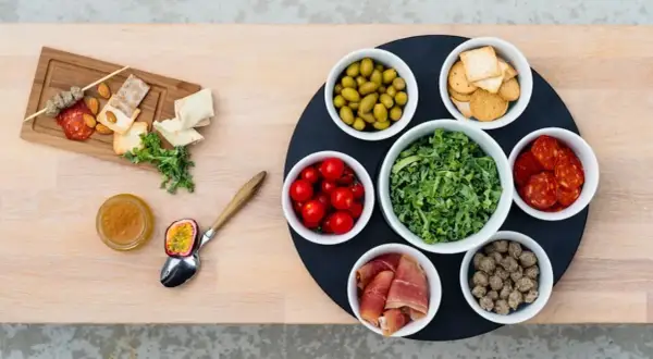En härlig buffé med allt gott till tacos: oliver, tomater, kål, korv, skinka, köttbullar, kex, nötter och passionsfrukt.