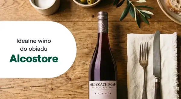 Idealne wino do obiadu? Pinot Noir z Alcostore to doskonały wybór. Na stole butelka wina, sztućce i oliwki.