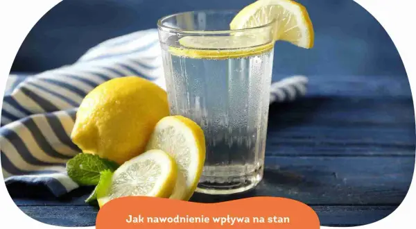 Szklanka wody z cytryną i miętą. Picie wody efekty cera - nawodnienie wpływa na jej wygląd.