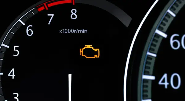 Pomarańczowa kontrolka check engine świeci na desce rozdzielczej. Silnik wymaga uwagi.