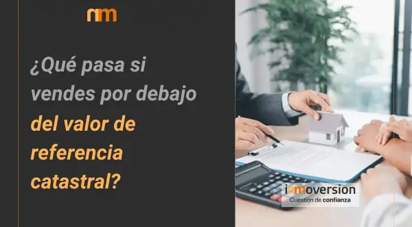 ¿Qué pasa si vendes por debajo del valor de referencia catastral? Agentes inmobiliarios negocian una casa en miniatura sobre un contrato.