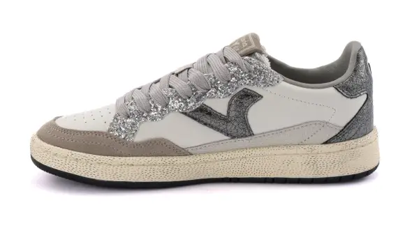 Sneakers Victoria bianche e grigie con glitter e logo a V. Perfette per un look casual e scintillante.