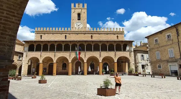 Piazza del Popolo a Offida, con il Palazzo Comunale e la torre dell'orologio. Un luogo incantevole da scoprire.