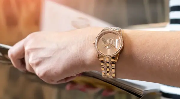Złoty zegarek damski Michael Kors z cyrkoniami na bransoletce i tarczy.