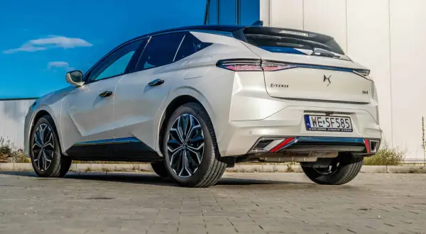 Biały DS4 E-TENSE z czarnym dachem, widok z tyłu. Wiele osób szuka takich aut, sprawdzając citroen ds4 opinie.