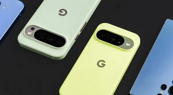 Dwa telefony z czystym Androidem w pastelowych etui obok niebieskiego Samsunga.