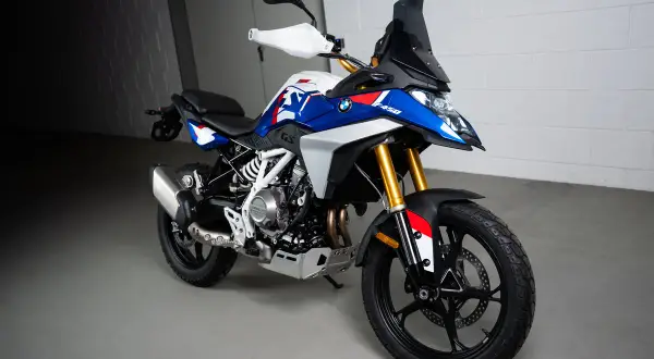BMW 450 GS lista para la aventura. Su diseño audaz en azul, blanco y rojo la hace destacar.