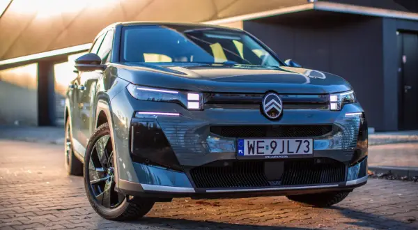Nowy Citroën C5 Aircross, jeden z francuskich marek samochodów, prezentuje się nowocześnie na tle budynku.