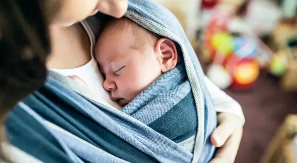 Od kiedy można nosić dziecko w chuście? Ważne zasady i wskazówki